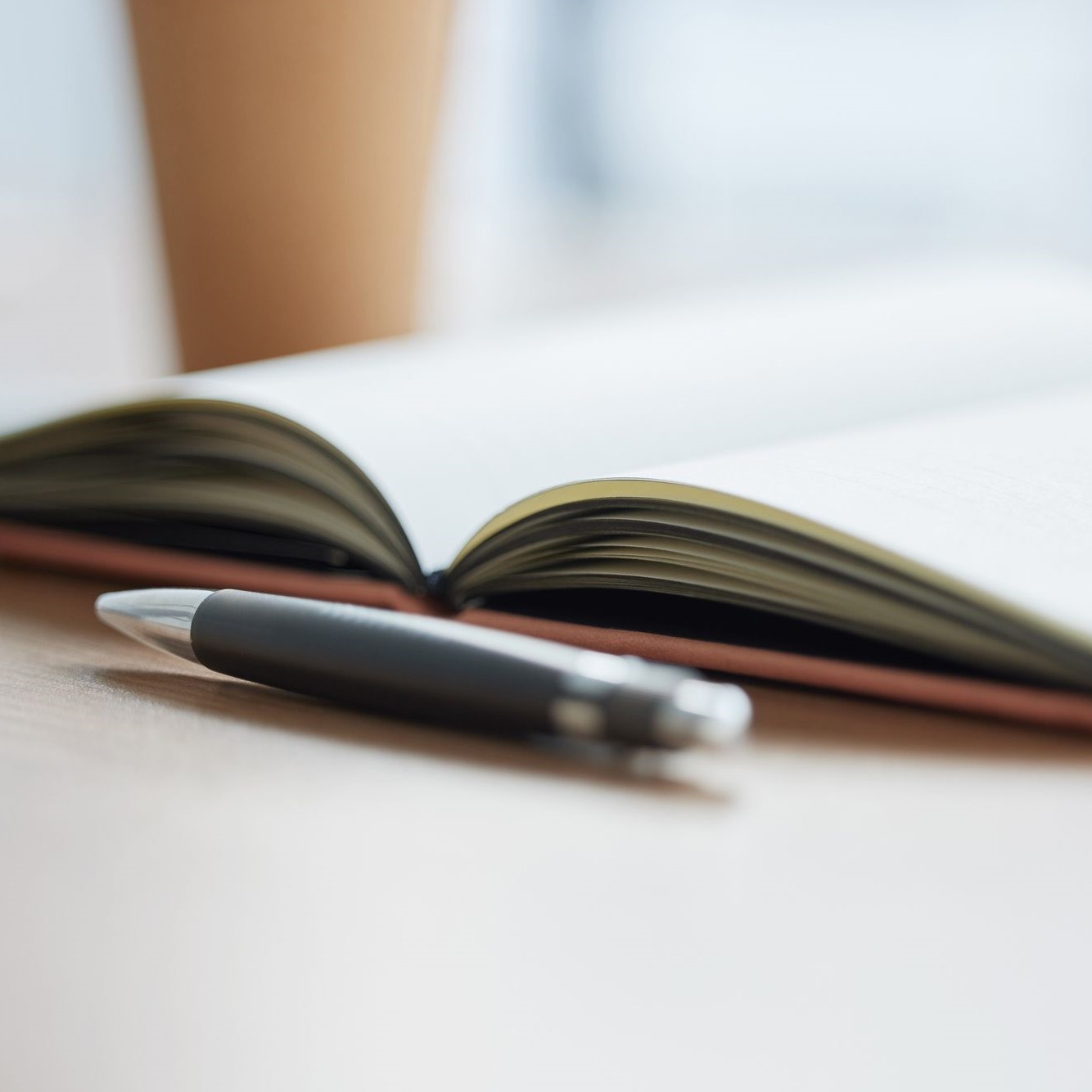 Aufgeschlagenes Buch mit Stift